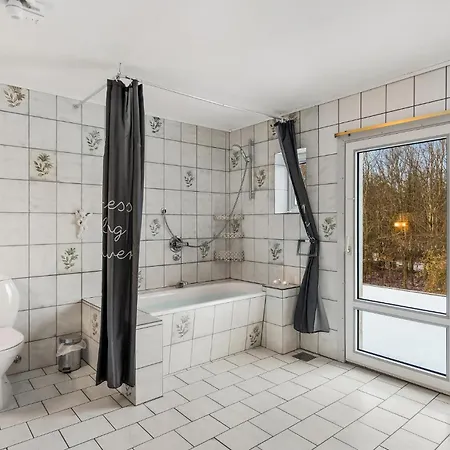 11 Bedroom Cozy In Hébergement de vacances Gørding