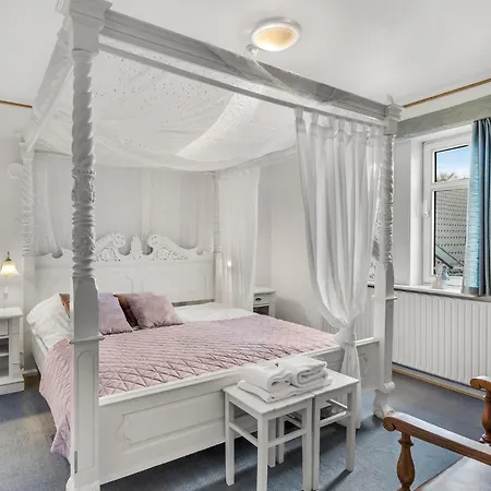 11 Bedroom Cozy In *