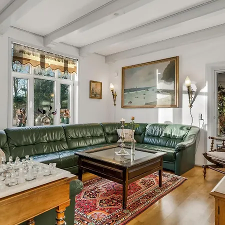 11 Bedroom Cozy In Hébergement de vacances Gørding