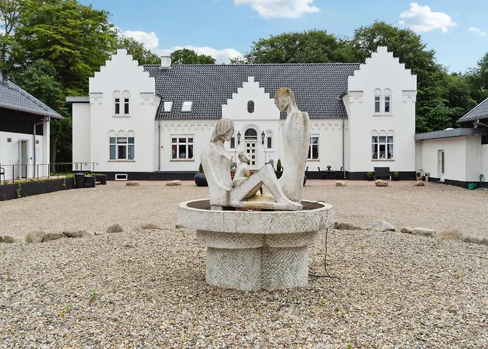 11 Bedroom Cozy In Gørding